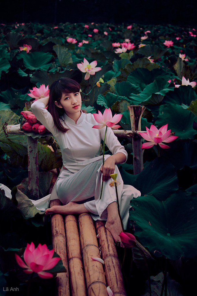 美女踩踏vk